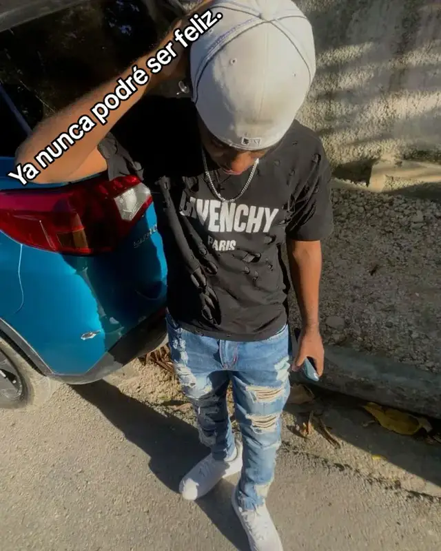 el 25 de septiembre de éste año se me fue mami y con ella en ese ataúd se llevó toda mi alma mi sed y mi sonrisa cada día más que pasá me duele tu partida y ya ni puedo seguir sin simplemente no tengo ni fuerzas ni para levantarme cada día, la casa se siente vacía sin ti ya nada nunca va a ser igual sin ti tu eras todo en esta casa aveces me preguntó porque Dios no pudo esperar? porque Dios no le dió la victoria en su horrible enfermedad porque no simplemente podía esperar un poquito más a que cumpliera mi metas y sueños con ella y verla por fin orgullosa de mi porque? pero nah fué su voluntad y no puedo hacer nd porque así el lo quiso orgullosa de tí que luchaste hasta el final y batallaste eso años con tu enfermedad y me siento un poco aliviado porque se que te fuiste con Dios. Te amo mami 🕊️❤️