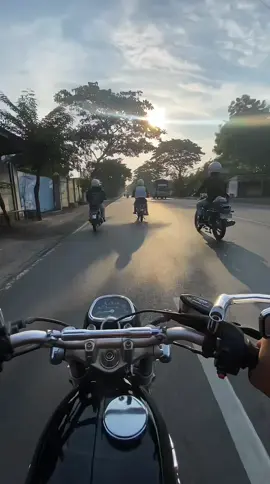 Pria dengan kebahagiaannya 😍🔥 #cbnganjuk #blongkanan #touring #gl100indonesia #fyp 