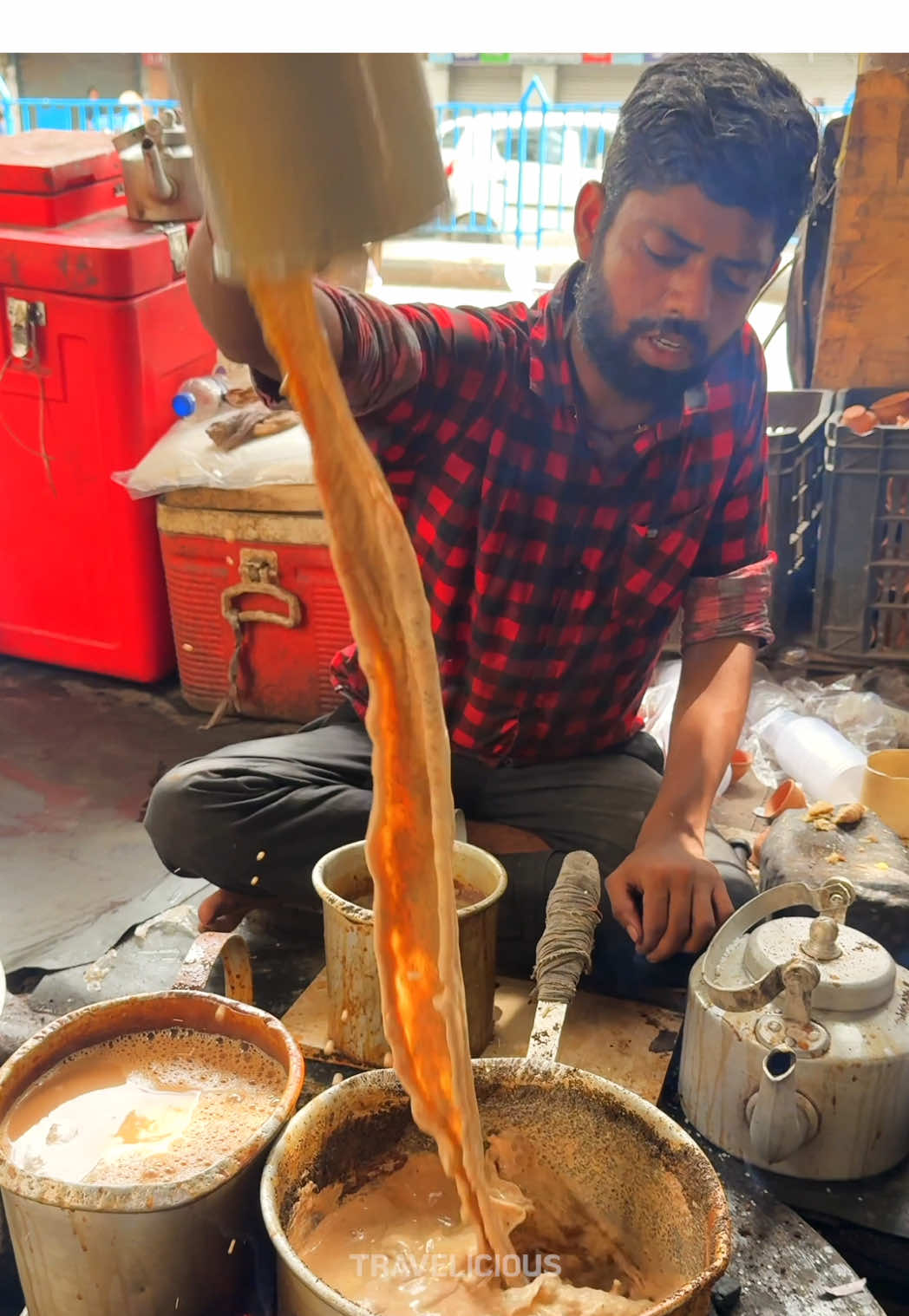 The Most Famous Traditional Chai in Kolkata! 📍Location Kolkata in India 💰Price  USD 0.09 / INR 8 / KRW 130 #chai #indianfood #viral 