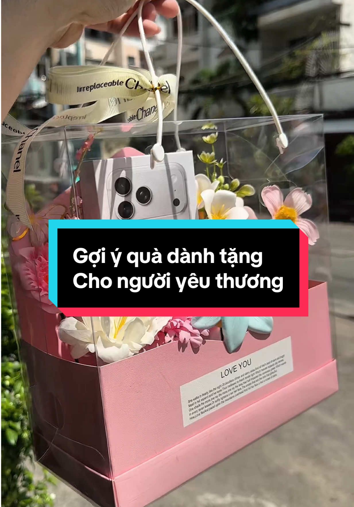 Ngày đặc biệt thì quà cũng phải đặc biệt 🎁 Anh khách này tâm lý hết nấc khi mua iPhone 17 Pro Max tặng bạn gái dịp 20/10.  bên em Thành lo luôn gói quà chỉn chu từ A–Z, khách không phải bận tâm gì hết ❤️” 👉 Ốp lưng, AirPods, iPhone – em đều có sẵn, ai cần tư vấn cứ nhắn em liền nha. #20thang10 #iPhone17ProMax #QuaTangYeuThuong  #Apple   