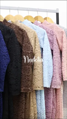 Sis pilihan warna baju ni banyak tau😍boleh rambang mata taktau nak warna apa🤭cepat grab dalam beg kuning sis sementara stock masih ada😘✨ #byreefa #AnggunBergaya #bajukurungcantik #fypmalaysia #kurunglace 