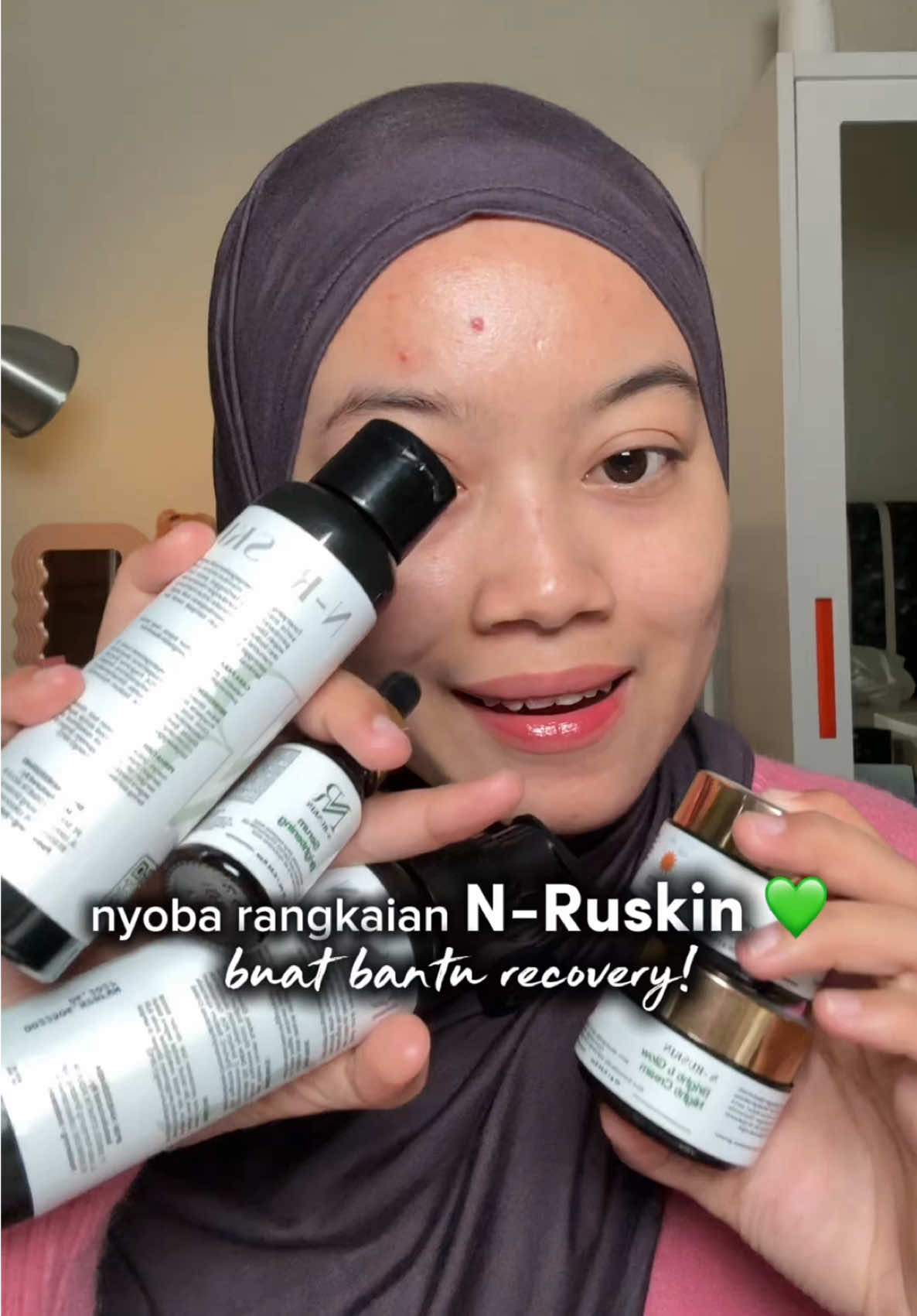 Lagi di fase kulit rewel dan jerawatan 🥲 tapi pelan-pelan mulai balik lagi setelah rutin pake rangkaian dari N-Ruskin 💚 Kadang progressnya nggak instan, tapi yang penting terus dirawat pelan-pelan 🍃  #NRuskin #SkincareRoutine #SkinBarrierCare #SensitiveSkinFriendly #SkincareLembut @N-Ruskin 