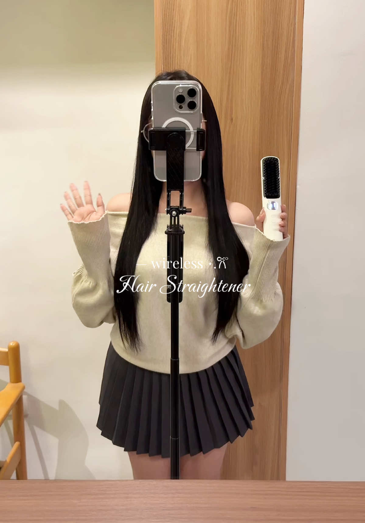 Obsessed with Yoole’s wireless hair straightening brush 🤍✨ @YOOLE life #hairbrush #hairstraightener #wireless #travelmusthaves #hairstyle 