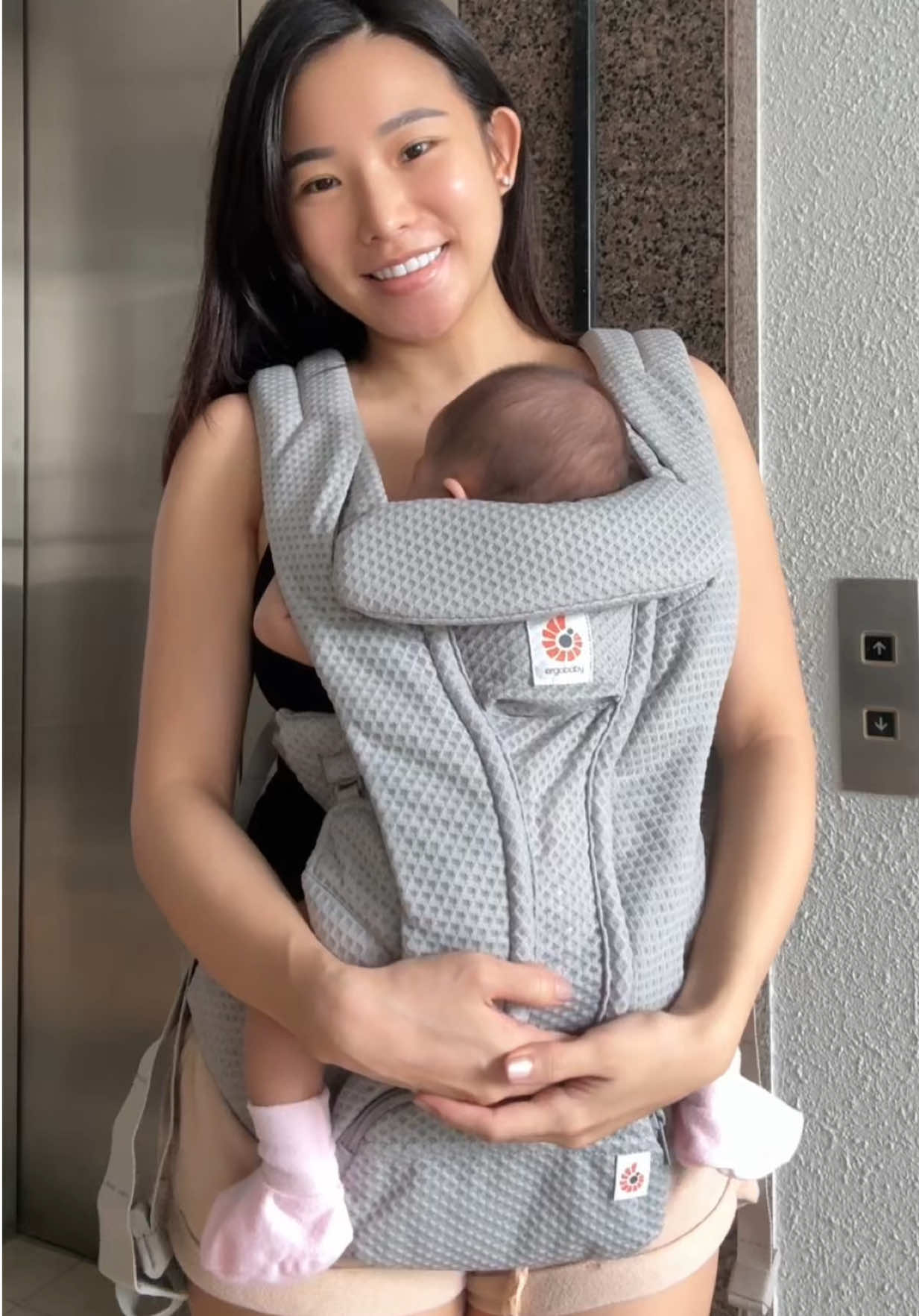 Super comfy, airy and grows with baby ✨ honestly the best carrier I’ve tried, the Ergobaby Omni Deluxe 😍 worth every cent if you bring baby out often! 