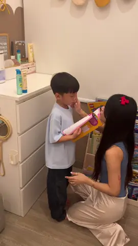 nih loh mah, bestienya tuan muda.. ketemunya jarang banget tapi tuan muda selalu inget bestie nya ini, apa lagi kmrn pas ultah langsung siap2 bungkusin kado + kasih @Loluna Official juga supaya kulit bestie tuan muda juga baguss 💙