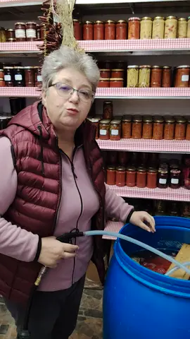 Noi am pus deja varza la murat, acum o vanturam/pritocim de zor. La final de noiembrie vrem sa avem varza murata, buna de sarmale, avem pomana de 1 an a soacrei.  Asa vanturam usor varza si muraturile: folosim compresotul. Doar apasam pe buton :)  Va rog sa vedeti cum e zeama/moarea din butoi, nu e deloc neagra cum au spus unii! Varza va fi usor rozalie, noua asa ne place, asa e traditia la noi, sa șpunem varza si muraturile cu sfecla rosie.  Las reteta detaliata in com.  Va imbratisez si va doresc o zi cu spor si cu oameni buni! #muraturi #varzamurata #GinaBradea