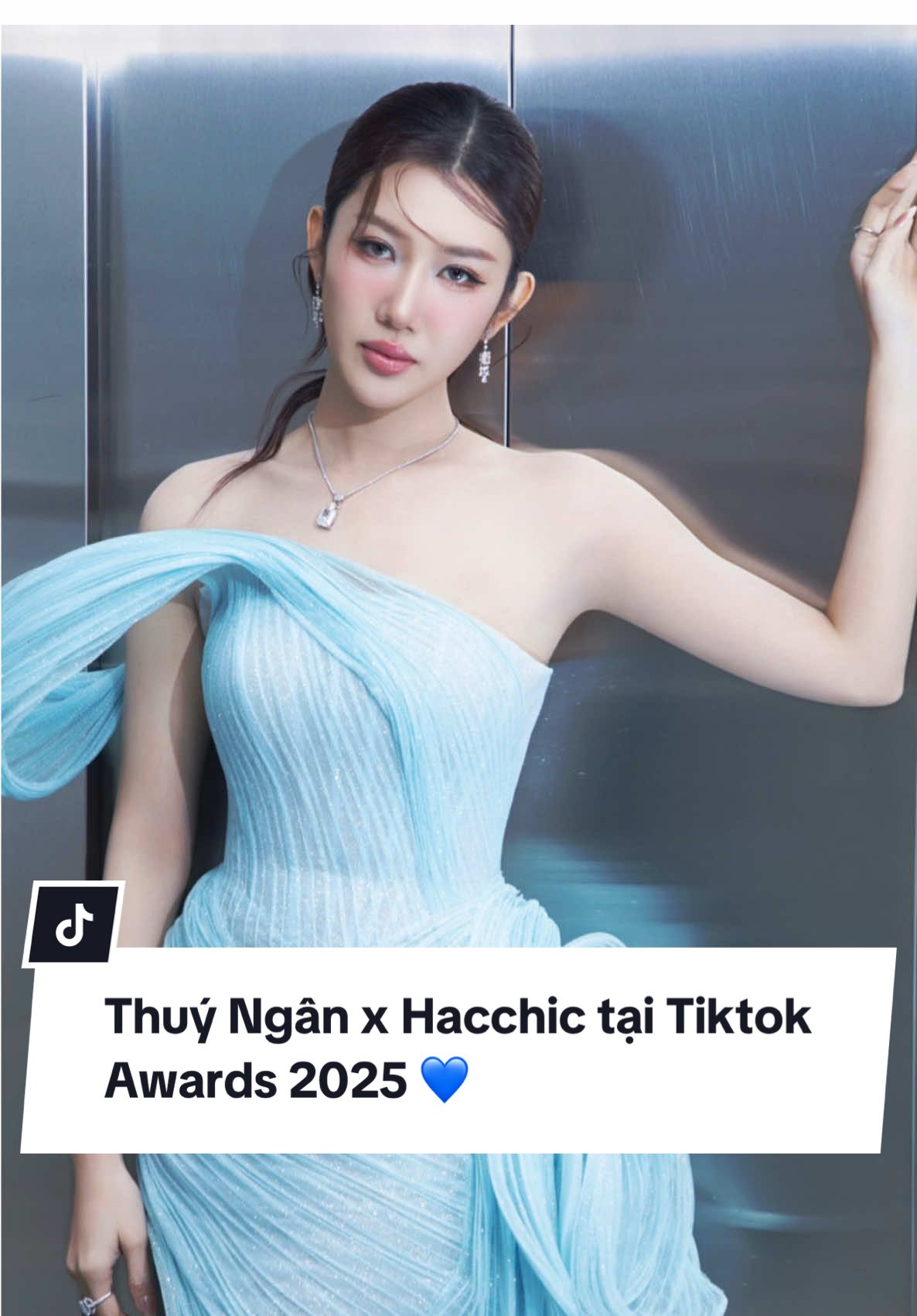 Vừa mới hoá thân thành “cô dâu” của Hacchic, nay Thuý Ngân lại xuất hiện với tạo hình đầy sắc sảo và quyến rũ 💙✨ #thuyngan #tiktokawards2025 #hacchiccouture #tiktokawards #redcarpet 