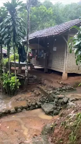 Hujan di kampung, bikin suasana terasa damai🌺🍃 . . #nostalgia  #affiliatemarketing  #fyppppppppppppppppppppppp  #ExploreIndonesia  #NaturalVibes  #suasanapedesaan  #villagevibes  #NatureAndCulture  #monetisasitiktok 