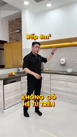 với một căn bếp 8 mét vuông mà không có hệ tủ trên thì gia đình mình nghĩ có đủ công năng để sử dụng hay không #tubepkotutren #tonytubep #thietketubep #theptrangmenkinh 
