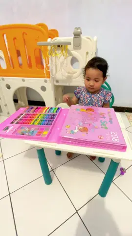 🎨 Anakmu suka corat-coret? Biar gak cuma tembok yang kena warna 😅 Coba deh Crayon Set Super Lengkap ini — 208 warna dalam satu koper ajaib! 🌈✨ Dari krayon, pensil warna, sampe spidol… semua ada! Cocok buat hadiah, belajar, atau waktu bonding bareng anak 💕 #crayonanak #hadiahanak #fyp #anakkreatif 