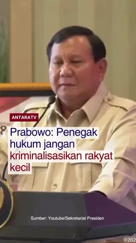 Presiden Prabowo Subianto mengingatkan para penegak hukum untuk tidak melakukan kriminalisasi rakyat kecil untuk motivasi tertentu, dalam acara penyerahan uang pengganti kerugian negara dalam kasus dugaan korupsi Crude Palm Oil (CPO) di Kejaksaan Agung, Jakarta, Senin (20/10). Dalam pidatonya, ia mengingatkan para penegak hukum untuk bergerak dengan hati pada rakyat kecil, dan mengingatkan jangan sampai praktik hukum di Indonesia hanya berpihak pada kalangan atas, namun tidak pada kalangan bawah. Simak berita terkini dan program-program menarik Antara TV di youtube Antara TV Indonesia dan antaranews.com/video! #prabowosubianto #prabowo #hukum #wongcilik #beritaterkini  