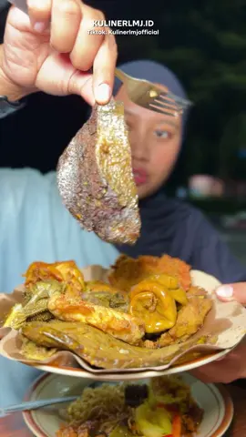 Nasi babat yang satu ini, asli pendatang baru udah rame terus apalagi tiap malem makin rame, uniknya ada di acar timun yg selalu ada di menu nasi mereka, bumbu marinasinya tuh ada manis gurihnya gitu, wajib dicoba sih siapa tau kalian jd ketagihan dan langganan sama nasi babat satu ini, Nasi Babat Mak Ibeh!✨ Nasi Babat Mak Ibeh  📍Jl Embong Kembar no 17 Lumajang  ⏰ 18.00-02.00 pagi  📲 0853-3659-9200 #kulinerlumajang #lumajang #kulinerlmj #nasibabat #lumajangtiktok @Sego Babat Mak Ibeh 