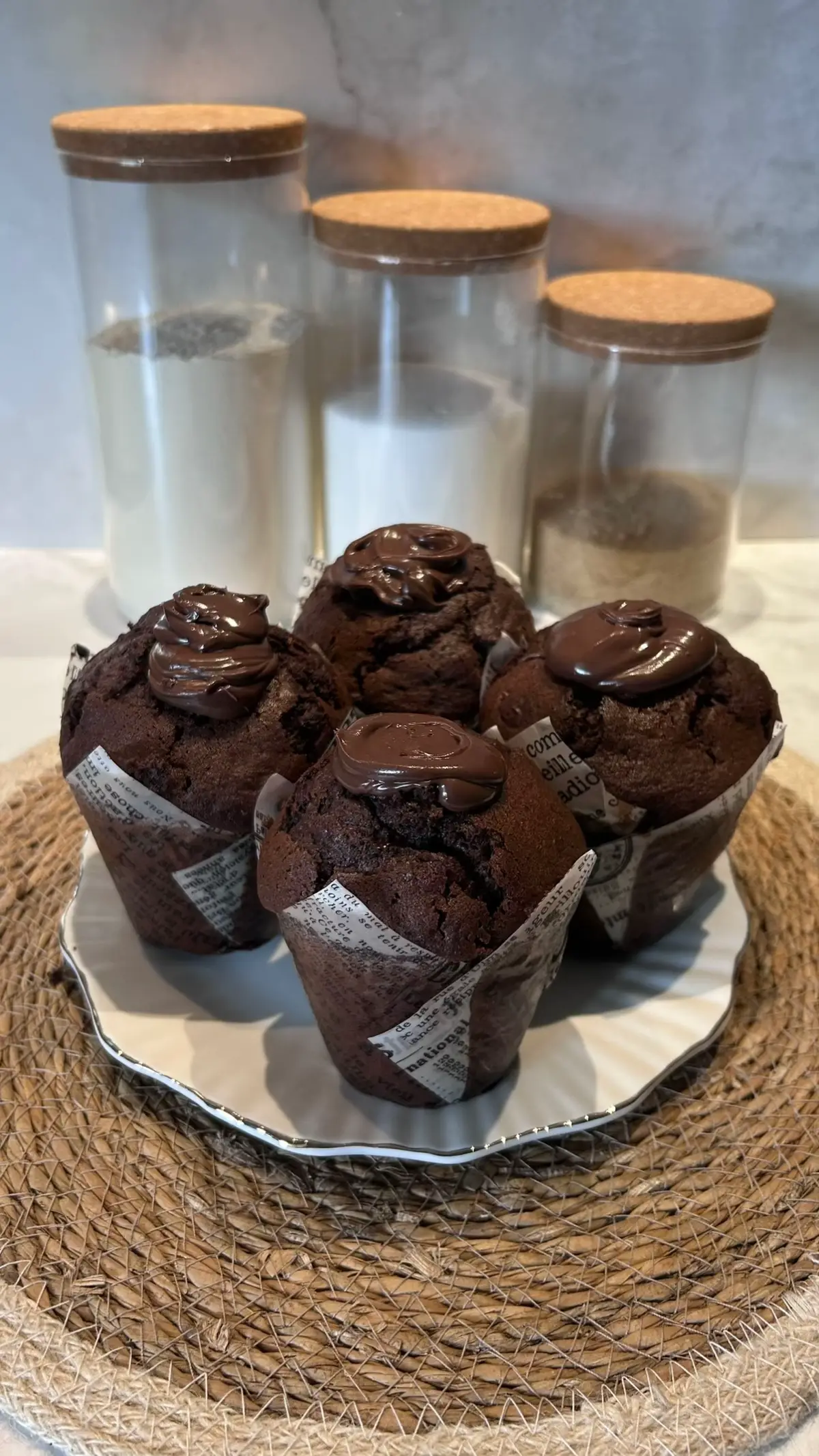 Avec cette recette, vous pourrez réaliser 6 gros muffins 😋 Ingrédients  •3 œufs  •180g de sucre  •1 yaourt à la vanille  •1 cuillère à soupe d’arôme de vanille  •210g de farine  •1 sachet de levure chimique  •115g d’huile  •30g de cacao en poudre non sucré  •30g de lait  •200g de pépites de chocolat noir  Pour le fourrage :  •De la pâte à tartiner  #muffins #chocolat #pâteàtartiner #recette #pâtisserie