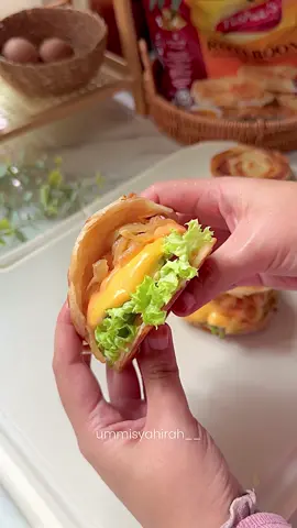 Boom Smash Burger 🍔 ✨ (Idea Menu Potluck/Jualan) Nak makan smash burger, roti lupa beli. Haa guna roti boom jela ya. 😆 nampaknya boleh jadi menu picnic jugak ni. 🤭 makan satu pun dah kenyang. Bahan-bahan: - Perapan daging : 300g daging kisar, BBQ seasoning/serbuk paprika, black pepper & garam - ⁠Roti boom @Tisha's Food Manufacturing SB  - ⁠Sos : Mayonis, sos thousand island & sos cili - ⁠Salad - ⁠Tomato - ⁠Caramelized onions (Butter, 2 biji bawang holland, sedikit air. Masak api perlahan sehingga bertukar warna) Selamat mencuba! ✨