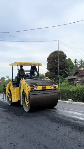 Pengaspalan jalan desa kamiwangi . Toili barat, mulus sayang mulus.   #fyp #luwukbanggai #perbaikanjalan #aspal #kamiwangi 