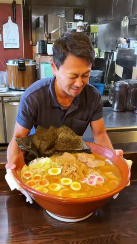 【総重量１２kg】大勝軒の日本一デカ盛りラーメン！！完食者ゼロの怪物麺がヤバすぎた🍜 【大勝軒しのや】 埼玉県杉戸町にある「大勝軒しのや」さんを訪問！ ここには“日本一のデカ盛りラーメン”と噂される、総重量なんと12kgの超モンスター級ラーメンが存在します🍥 開店早々、地元の常連さんで満席になる人気店。 スープは深みのある醤油ベース、麺は食べ応え抜群の極太ストレート麺！ 圧倒的なボリュームながら、味も一級品。完食者ゼロという伝説の一杯は、ラーメン好きなら一度は挑戦したい究極の一皿です🔥 ——————————————————— 📍埼玉県北葛飾郡杉戸町北蓮沼497 ⏰月・水〜日 7:00～15:00／17:00～20:00 🛏️火曜日 ——————————————————— 【Japan’s Biggest 12kg Ramen Challenge at Taishoken Shinoya!! The Monster Noodles No One Has Ever Finished 🍜】 [Taishoken Shinoya, Saitama] We visited “Taishoken Shinoya” in Sugito Town, Saitama Prefecture — home to Japan’s largest ramen challenge! This legendary bowl weighs an unbelievable 12 kilograms 🤯 Despite its insane size, the flavor is on point: rich soy-based broth with chewy, thick noodles that pack serious bite. The shop fills up right after opening, beloved by locals and ramen fans alike. No one has ever finished this monster ramen… will you be the first challenger?🔥 ——————————————————— 📍497, Kitahasunuma, Sugito Town, Kitakatsushika-gun, Saitama ⏰Mon & Wed–Sun 7:00–15:00／17:00–20:00 🛏️Tuesday ——————————————————— #埼玉グルメ #グルメラボ #Japanesefood