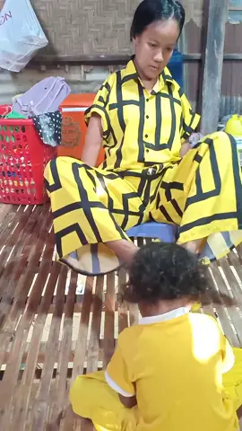 #ចងសក់ឱ្យកូនពៅខ្ញុំពិការដៃចងអត់កើតទេដៃ