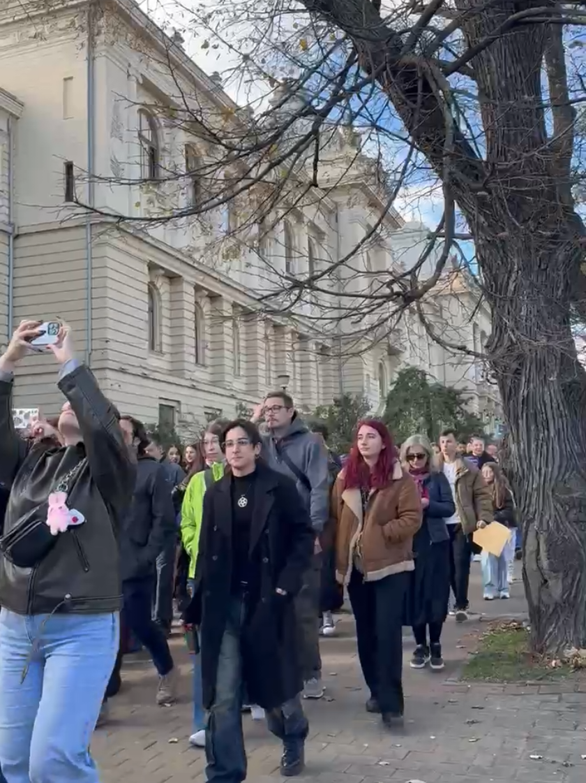 Sute de persoane au ieșit duminică, în stradă la Iași, la fel ca în majoritatea orașelor mari, pentru a protesta împotriva violenței asupra femeilor.