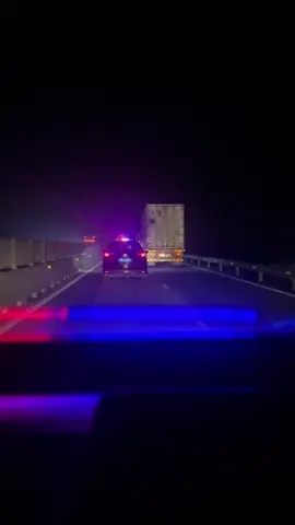 Đoàn xe ưu tiên đang di chuyển 🚔🚔🚔 yêu cầu các phương tiện phía trước nhường đường cho đoàn xe ưu tiên di chuyển qua 🫡 📷 Thư Ký Phó Công An Viên 🚔👮🏻‍♂️ #xeuutien#bienxanh#dandoan#xecanhsat#hucoidenchopnhaypolicenhuongduong