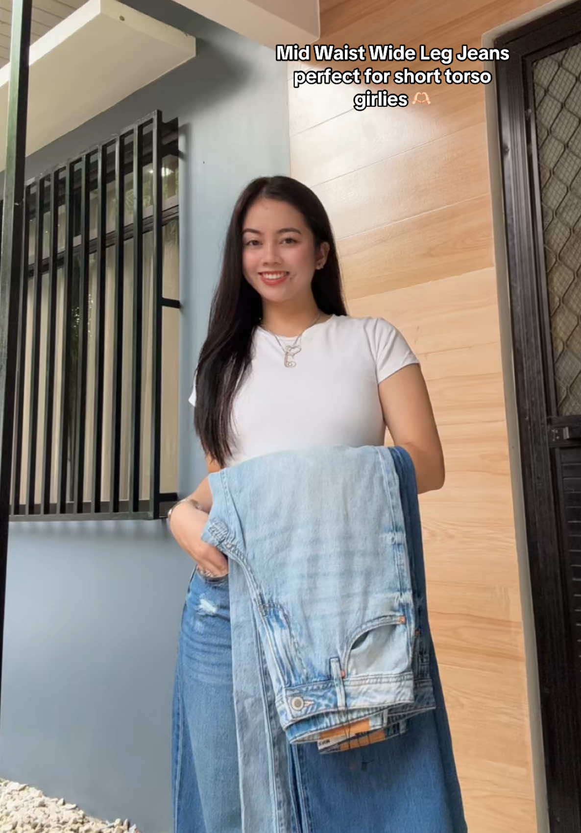Finally! Mid waist wideleg jeans for short torso girlies is here. Very very limited stock lang sissyloves ko kaya dont miss out 😘 #wideleg #widelegpants #widelegjeans #midwaist 