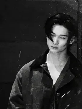 POV: Kamu dan Ni-ki adalah arti dari mantan yang sesungguhnya. Kalian adalah mantan sepasang kekasih dari hubungan yang berjalan selama 2 tahun namun kandas karena keegoisan dan keras kepala. Tidak ada yang membayangkan bahwa menjadi seorang mantan bisa menjadi hetic begini. Pasalnya selama kalian putus kalian tau bahwa gagal move on itu akan ada. Maka dari itu kamu dan ni-ki membuat taruhan agar tidak ada kalimat gagal move on dengan cara membuat taruhan paling konyol sepanjang sejarah cinta kampus. “Kita taruhan,” Ucap Ni-ki waktu itu, senyumnya miring seperti biasa. “Siapa yang paling sering nyakitin dan move on duluan, dia pemenangnya.” “Dan yang menang dapet  5jt,” lanjutmu tanpa pikir panjang. Ni-ki menyeringai, “Deal. Tapi kayaknya lo bakal siapin duitnya dari sekarang.” Kamu mendengus. “Gue buktiin. Lo yang bakal nyerah duluan.” Dan taruhan bodoh itu resmi dimulai. --- Besoknya, Kampus heboh. Cewek-cewek yang dulu cuma berani nyengir di belakang kamu, sekarang sudah ngantri di sekitar Ni-ki. Itu semakin terbukti ketika kamu masuk kelas, kamu lihat pemandangan yang bikin pengen banting meja. Ni-ki dikerubungin penggemarnya. Kamu menghela napas, berputar balik, dan keluar dari kelas dengan bantingan pintu yang cukup dramatis buat bikin semua orang melihat kearahmu. Sial. 1–0. Tapi malamnya, kamu dapat ide balas dendam kecil. Dinner bareng Lucas cowok ganteng dari jurusan sebelah yang sudah lama mengerjarmu. Agar semakin mendalami karakter kamu mengupload story media sosialmu. [“Dinner with the sweetest guy ”] Dan boom. Komentarmu meledak. Support datang dari segala penjuru. Kamu tersenyum puas. Sampai seseorang ngetuk pintu rumahmu malam itu. Ketika kamu membukanya… Ni-ki berdiri di sana sambil melemparkan bungkus obat. “Sok-sokan makan seafood lo. Malu dong sama alergi,” katanya datar, melempar bungkus itu ke arahmu. “Lo stalking gue ya?” “Masuk ke beranda gue. Hashtagnya #SeafoodLover padahal makan sedikit aja udah gatel-gatel.” Kamu cuma bisa melotot. Namun sewaktu ni-ki pergi, kamu sadar Ni-ki masih inget alergimu. Dan senyum kecil itu muncul tanpa bisa ditahan. --- Besoknya, kamu datang ke lapangan basket. Lucas main di sana, dan kamu dengan hebohnya nyemangatin lucas.  