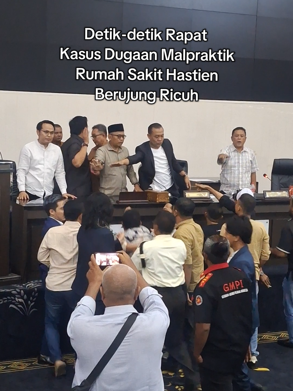 Gimana??? 🫠 RDP Dugaan Malpraktik di RS Hastien Dihentikan, Kadinkes Emosi dan Tak Bisa Tunjukkan Hasil Investigasi KARAWANG – Rapat Dengar Pendapat (RDP) Komisi IV DPRD Kabupaten Karawang yang membahas dugaan malpraktik di Rumah Sakit Hastien, Rengasdengklok, berakhir ricuh dan terpaksa dihentikan lebih awal. Kericuhan terjadi setelah Kepala Dinas Kesehatan Karawang emosi dan tak dapat memberikan secara resmi hasil audit atau investigasi terkait kasus meninggalnya Mursiti (62), warga Bekasi, yang diduga menjadi korban kelalaian medis pascaoperasi di RS Hastien. RDP yang digelar di ruang paripurna DPRD Karawang pada Senin (20/10/2025) itu dihadiri oleh Komisi IV DPRD, Dinas Kesehatan, perwakilan RS Hastien, serta pemohon audiensi dari LBH Bumi Proklamasi dan Forum Karawang Utara Bergerak (FKUB) selaku pendamping keluarga korban. Namun rapat terpaksa dihentikan lantaran suasana memanas ketika Kepala Dinas Kesehatan, Endang Suryadi disebut menunjukkan sikap emosional saat ditanya soal dokumen hasil audit. Kuasa hukum keluarga korban, Ari Priya Sudarma, menyayangkan sikap Dinas Kesehatan yang tidak bisa menunjukkan hasil investigasi maupun laporan resmi terkait dugaan kelalaian medis tersebut. “Faktanya pada RDP tadi, Dinas Kesehatan belum bisa memberikan dan memaparkan hasil investigasi itu. Kami tidak tahu apakah audit sudah dilakukan atau belum, tapi dari penyampaian Kadinkes, sepertinya memang belum siap dengan dokumen-dokumennya,” ujar Ari usai rapat. Ari menambahkan, pihaknya bersama keluarga korban hanya ingin mendapatkan transparansi dan penjelasan yang jelas mengenai hasil pemeriksaan yang dilakukan pemerintah daerah. “Kami sungguh kecewa, karena harapan kami untuk mendengar hasil investigasi secara resmi justru tidak terpenuhi. Kami ingin tahu dengan gamblang hasilnya, tapi yang kami dengar malah belum ada dokumennya,” tegasnya. Meski demikian, pihak keluarga dan kuasa hukum masih membuka ruang mediasi secara kekeluargaan dengan RS Hastien, sambil menunggu hasil resmi audit medis. Ketua FKUB Karawang Utara, Angga Dhe Raka, yang juga menjadi pemohon audiensi, menyebut Kadinkes telah menyatakan secara lisan bahwa kasus dugaan malpraktik di RS Hastien tidak terbukti, namun tidak bisa menunjukkan dokumen pendukung. “Sebelum rapat dimulai, kami sudah meminta agar pernyataan Kadinkes yang menyebut kasus ini sudah final dan tidak ada malpraktik disampaikan secara tertulis, bukan hanya lisan. Karena kalau tidak ada dokumen, itu hanya asumsi,” kata Angga. Ia menegaskan, seluruh anggota Komisi IV DPRD Karawang belum pernah menerima laporan hasil investigasi resmi, sehingga pernyataan Kadinkes dinilai terlalu dini. “Anggota dewan saja belum dapat hasilnya, tapi Kadinkes sudah bilang tidak ada malpraktik. Itu yang membuat kami heran. Apalagi saat kami minta bukti, Kadinkes malah emosi dan membentak forum. Tentu kami bereaksi, karena ini forum resmi dan dia pejabat publik yang digaji rakyat,” ujarnya dengan nada kecewa. #karawang #rshastien #rshastienkarawang #rumahsakithastien #dewan 