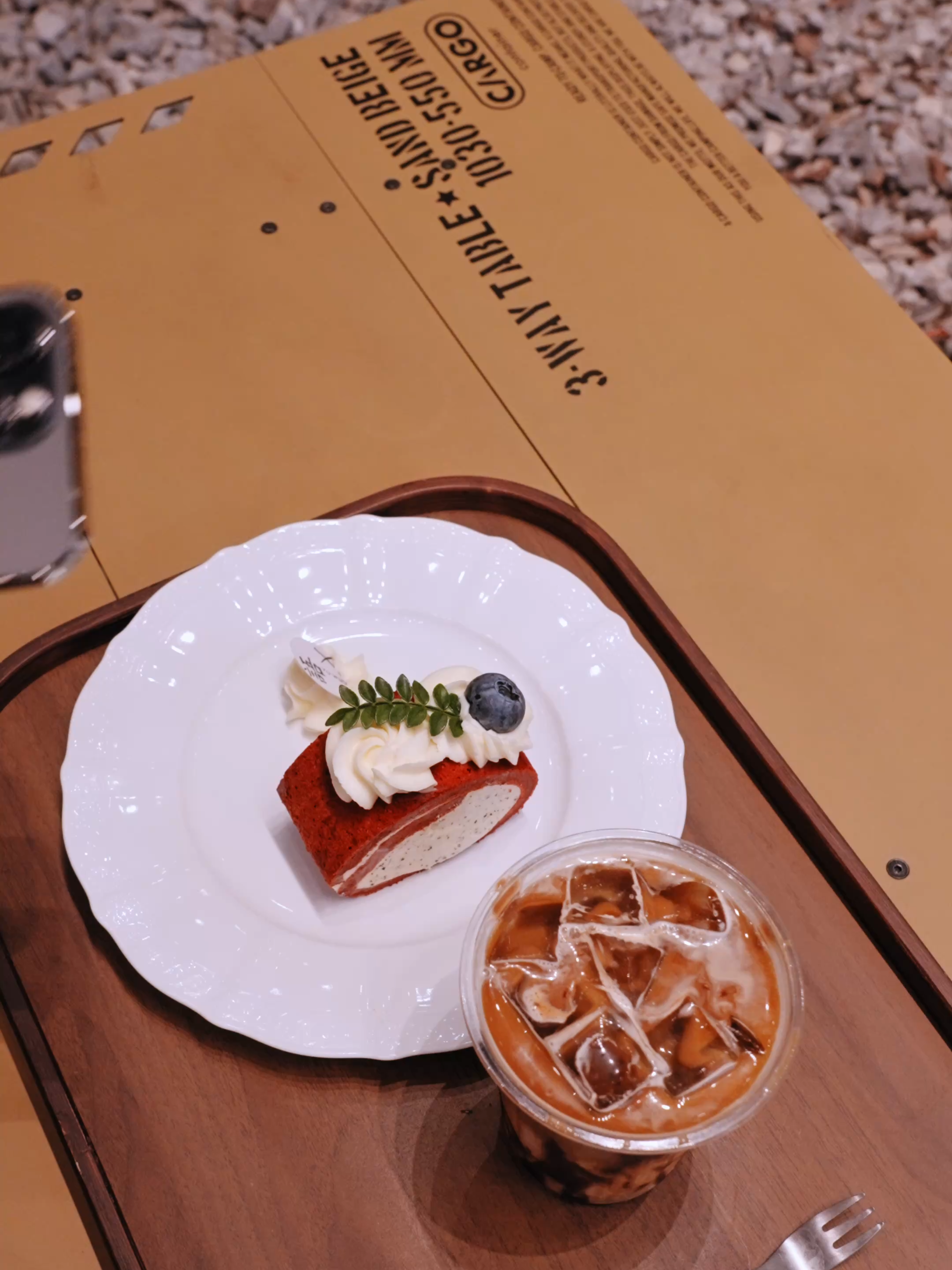 A foldable magnetic fill light that can magnetically attach to iPhones and also double as a phone stand! #photography #light #selfie #filllight #shooting #selfielight #ringlight