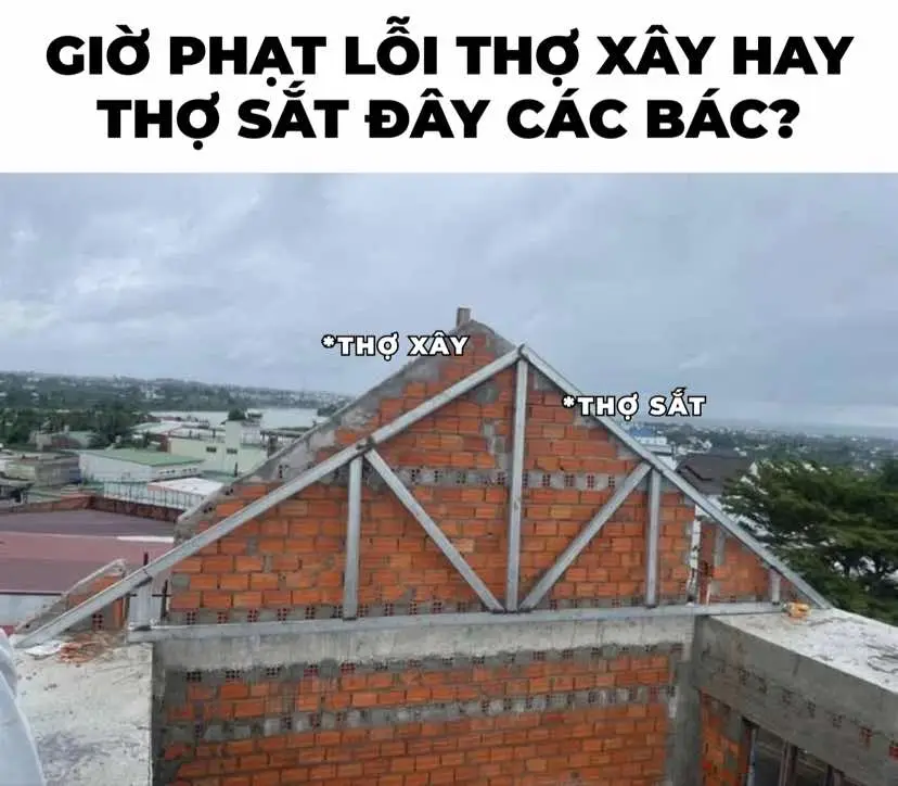 Hai ông thợ xây và thợ sắt cãi nhau vụ chia mái nhà, cãi một hồi đòi lôi bản vẽ ra đối chiếu thì hóa ra là không có bản thiết kế, từ đầu đến cuối làm theo ý tưởng của chủ nhà. Giờ chủ nhà bắt đền hai ông, hai ông lại bắt đền nhau, rõ khổ. #kientruckando #nhadep #xaynha #fyp #viral 
