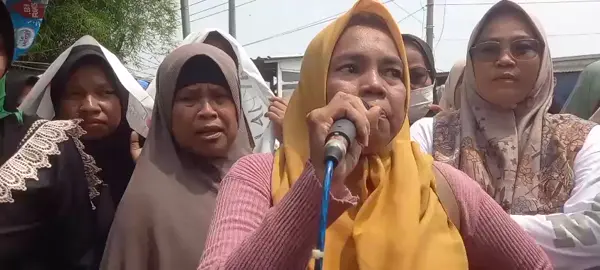 PT. Multi Indo Mandiri (MIM) perusahaan di bawah Wings Group  Ironis, industri sebesar ini berdiri di desa kami, tapi warga Sumurkondang tetap jadi penonton. Tidak ada keberpihakan terhadap pengangguran lokal. Kami hanya minta agar rekrutmen tenaga kerja tidak dibatasi usia dan memprioritaskan warga sekitar #lintaskarawang 