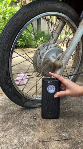 Đi xe máy, xe ô tô mỗi ngày thì nên thủ sẵn cái bơm này phòng sự cố xì lốp hay lủng lốp là có dùng liền #bomxe #bomxemay #bomdien #bomdienmini #trinhmom95  @Trinh Móm  @Trinh Móm  @Trinh Móm 