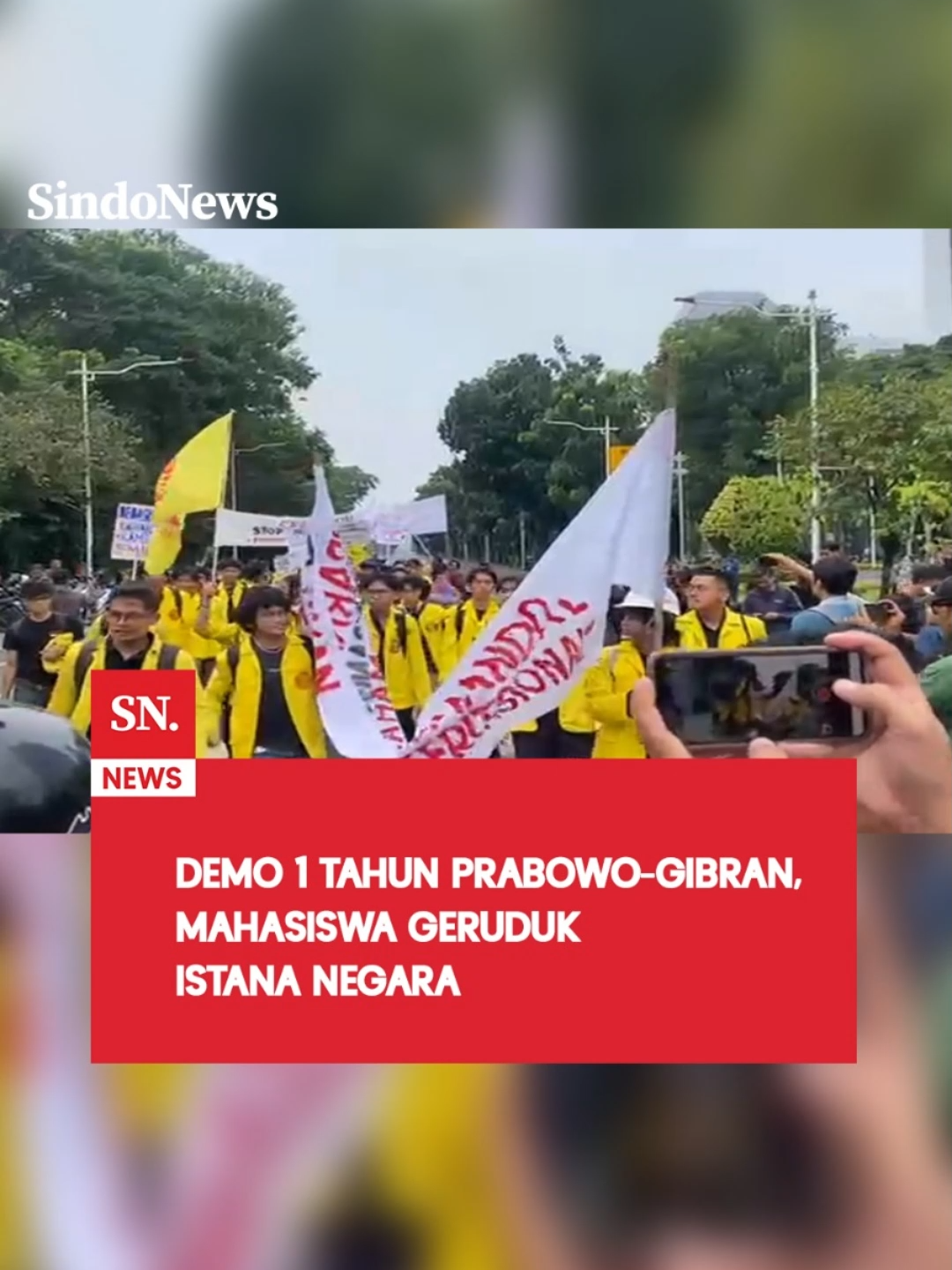 Massa aksi dari berbagai elemen mahasiswa memadati Jalan Medan Merdeka Selatan, Jakarta Pusat, Senin (20/10/2025). Mereka menggelar aksi demo satu tahun pemerintahan Presiden Prabowo Subianto-Wakil Presiden Gibran Rakabuming Raka. Massa aksi pertama yang datang merupakan mahasiswa gabungan dari Universitas Pamulang (Unpam), STAI Al Hikmah, STAI Sadra, PTIQ, Forsema PTKIS, dan Universitas Cendekia Abditama. Mereka menuntut Presiden Prabowo mengevaluasi kinerjanya selama satu tahun ini. 