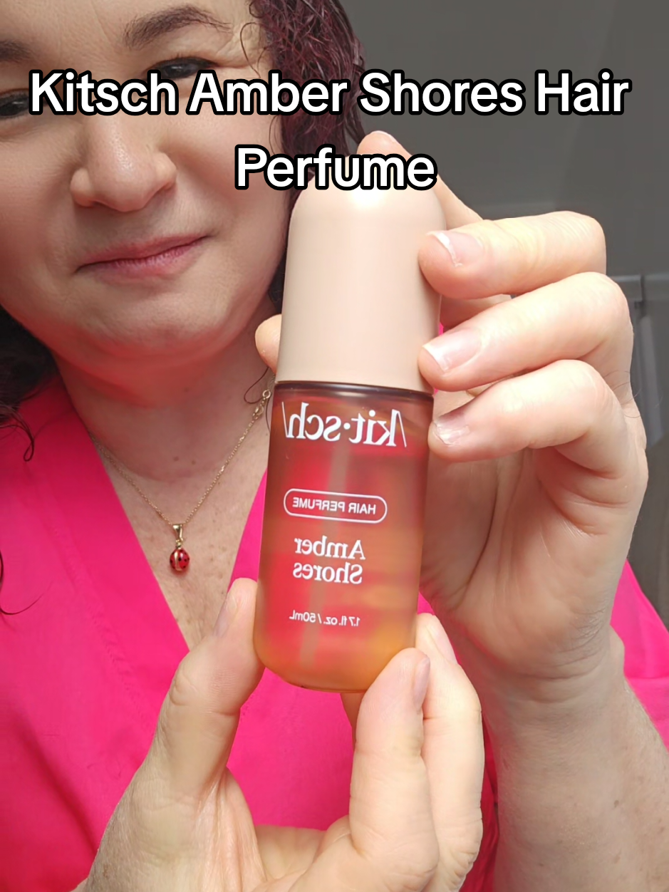 Kitsch Amber Shores Hair Perfume Este es un perfume para el cabello para uso unisex. Perfuma tu cabello sin dejar residuos y sin dañarlo. Ideal para quienes buscan frescura y elegancia.  @KITSCH LLC  #Hairperfume #Perfume #Fragance #AmberShores #Perfumeparaelcabello 