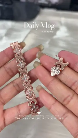 The clover-shaped magnetic bracelet promotes blood circulation, relieves pain and enhances metabolism. #clover#tiktokshop #Today's Jewelry Sharing#Douyin made me buy it.