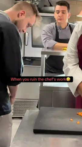 When you ruin the chef’s work🤣  PS in the story in will put the behind the scene 🎬  #cheflife #comedy #slap #funny