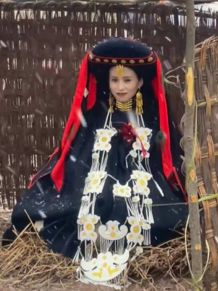 在风雪中，面带着笑容等待新郎来接自己！