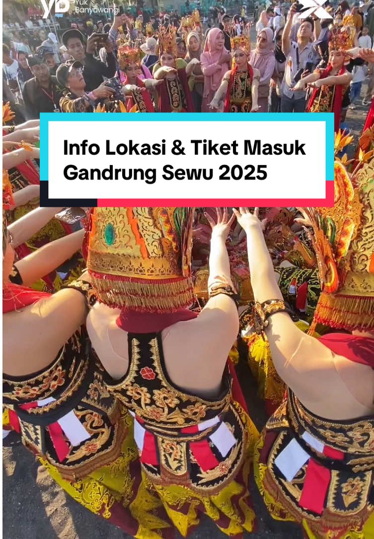 Mau nonton Gandrung Sewu 2025 tapi bingung soal tiket dan lokasinya? Tenang, acaranya GRATIS ya! Kamu hanya perlu bayar tiket masuk Pantai Boom sebesar Rp7.500/orang dan biaya parkir kendaraan (motor Rp2.000, mobil Rp5.000, travel Rp20.000, bus Rp30.000). 📌 Lokasi resminya ada di Pantai Boom Marina Banyuwangi, dengan panggung yang menghadap langsung ke Selat Bali, vibes-nya selalu bikin merinding! Sudah siap cari posisi terbaik buat nonton ribuan penari tampil serentak? #yukbanyuwangi #gandrungsewu #GandrungSewu2025 #banyuwangi #pantaiboom 
