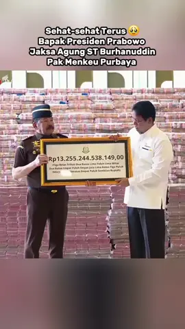 Berhasil diselamatkan! Sebanyak Rp 13,2 triliun uang negara akhirnya berhasil dikembalikan ke kas negara berkat tangan tegas dan kerja nyata Kejaksaan Agung Republik Indonesia. Ini bukan sekadar angka besar, tapi bukti nyata bahwa penegakan hukum di era Presiden Prabowo benar-benar dijalankan dengan kesungguhan dan hasil yang konkret. Langkah ini menunjukkan bagaimana pemerintah dan aparat hukum tidak hanya bicara soal pemberantasan korupsi, tapi membuktikannya lewat tindakan nyata. Uang rakyat yang sempat diselewengkan, kini kembali untuk kepentingan rakyat. Sebuah komitmen kuat menuju tata kelola pemerintahan yang bersih, tegas, dan berpihak pada keadilan sosial. #hukumhumanisberkeadilan #reformasipengadilan #prabowo #kejagungserahkan13t  #purbaya 