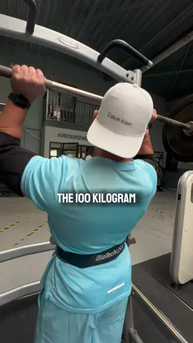 Vorige week probeerde ik 100 kilo Military Press. Het lukte me niet! Kan niet bestaat niet, en ik geef niet op. Weekend goed gegeten, goed geslapen en mijn lichaam het herstel gegeven. Nieuwe week, nieuwe kansen met de juiste mindset. En dit keer pak ik die 100kg 2x... Herstel is geen bijzaak. Het is het verschil tussen falen en groeien. Door goed te eten, goed te  slapen en een sterke mindset te hebben behaal je doelen. Dát is waar resultaat vandaan komt.