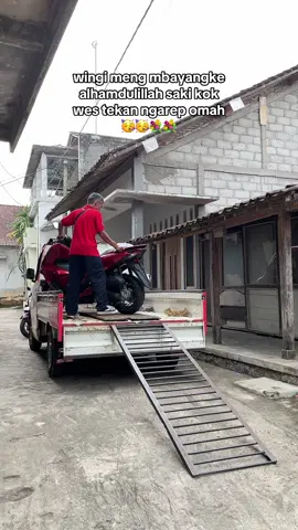 Alhamdulillah sudah sampai depan rumah Terima kasih Mbak Rindi semoga motornya awet berkah untuk semuanya 🫶🏻🫶🏻 @rindbee  #pcx160 #honda #viral #magelang24jam #fyp 