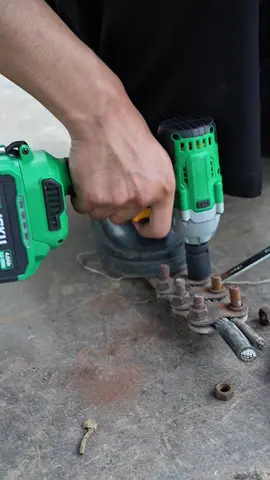 Baut seret? Biar ISKU Impact Wrench 21V aja👍🏻 dengan torsi 350Nm, baterai 4 Ah👌🏻 buka baut tanpa drama🔥 tenaga super💪🏻 harga tetap bersahabat✅ cek out keranjang kuning🚀 #iskuindonesia #impactwrench 