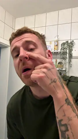Nicht nachmachen 😂  #comedy #nase #fail #morgenroutine #gutenmorgen 