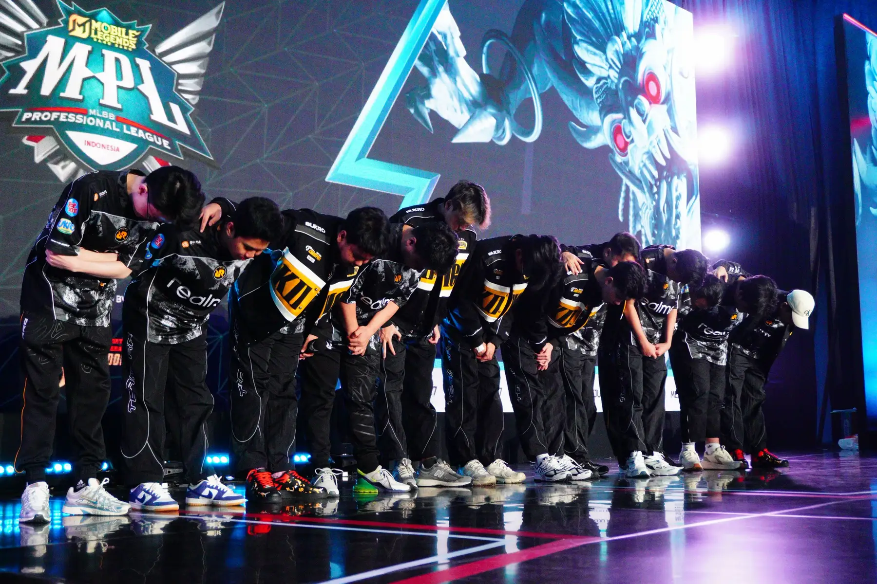 For the first time in MPL Indonesia history… RRQ won’t be in the Playoffs 😱 The Kings of Kings have fallen a new era begins. 👑🔥  #MLBBEsports #MLBB #MobileLegendsBangBang #M7 #MLBBM7