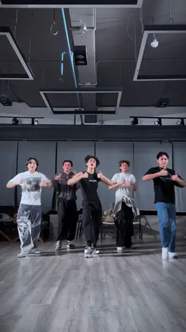 the sky is opalite with you vixies! ✨ dc: @Miko Yanson #VXON #fyp #fypviralシ #tiktoktainmentph #tiktokmusikat 