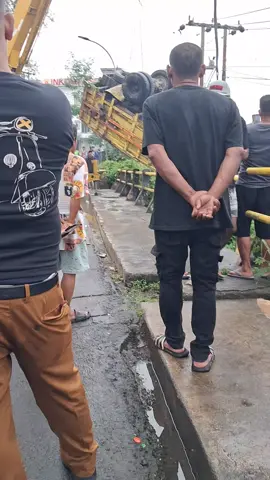 evakuasi truk angkut pasir kecelakaan di buderan cisauk#evakuasitrukpasir 