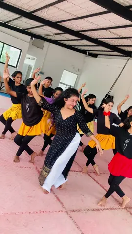 පහතරට රහට♥️🥰#viral#achiniupekshadancing#flypシーforyou#dance#flypシ 