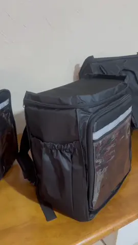 Bag Térmica de Motoboy – Tradicional do Brasil 	•	Impermeável e resistente: feita em tecido de alta qualidade. 	•	Mantém a temperatura: ideal para alimentos e medicamentos. 	•	Espaçosa e prática: transporte seguro e eficiente. 	•	Durabilidade garantida: perfeita para entregas do dia a dia. 👉 Garanta a sua agora na nossa loja e faça suas entregas com segurança e eficiência!