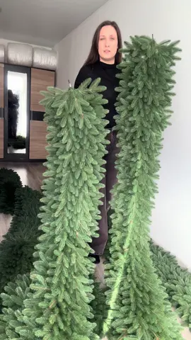 Ваші улюблені гірлянди, виглядають як живі, без запаху і особливо декору не потребують  #різдвянийдекор #новорічнийдекор #гірлянда #decorukraine #новорічнийнастрій 