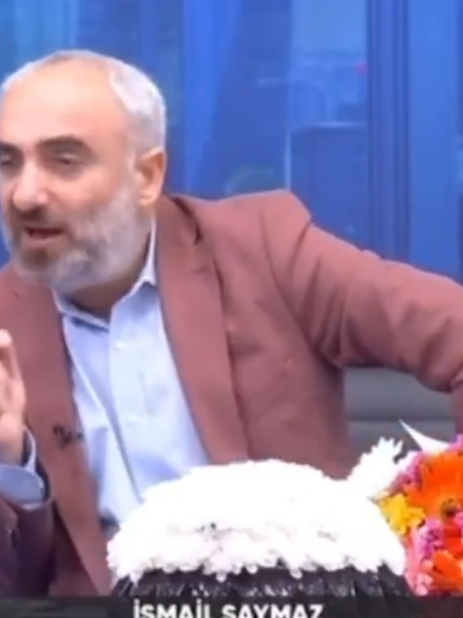 İsmail Saymaz, Balıkesir’in Edremit ilçesinde cezaevi firarisi Mustafa Emlik’in çok sayıda kişiyi öldürüp yaraladığı saldırının dehşet anlarını anlattı. #balıkesir #haber #yorum #suçlu #firari Balıkesir’de biri uzman çavuş olmak üzere iki kişiyi öldüren, ikisi polis yedi kişiyi yaralayan Mustafa Emlik’in tutukluluk ve firar öyküsü, insana “Bu kadar olmaz!”dedirtiyor. -Emlik, cinayetten 22 yıl 3 ay ceza alıyor. -Burhaniye T Tipi’ne konuyor. -İnfaz indirimleri sonucunda kapalı cezaevinde kaldığı süre 5 yıl 9 ay 18 güne iniyor.  -27 Haziran 2025’te Çanakkale Açık Cezaevi’ne teslim olmak üzere bırakılıyor. -48 saat içinde teslim olması gerekirken kaçıyor. -29 Haziran 2025’ten beri arandığı halde bulunamıyor