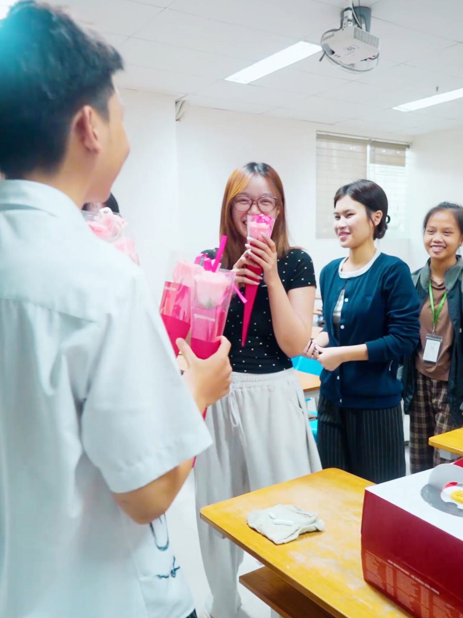 ✨Chúc mừng 20/10 các bé UDAer xinh xắn. Hãy cười thật tươi, vì bạn chính là đóa hoa đẹp nhất hôm nay 🌷#uda #daihocdonga #sinhvien #Danang #xuhuong #capcut #tiktok #viral #xh #dihoccogivui #ngay20thang10 #phunuvietnam