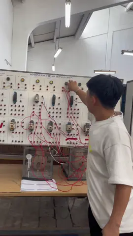 Nút nào ON nút nào ON #điện #automation #tudonghoa #điệncongnghiep #sinhvien 